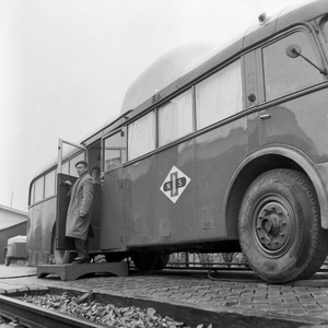846206 Afbeelding van de autobus van N.S. te Venlo die is ingericht voor het onderzoek naar tuberculose onder ...